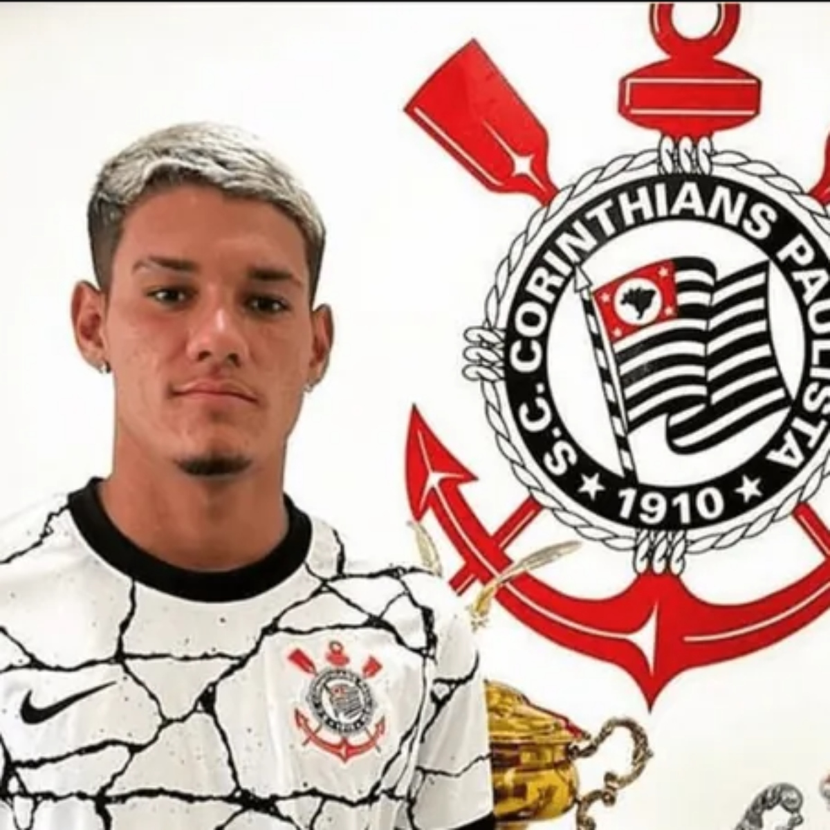  Jovem morre após encontro com jogador do Corinthians 