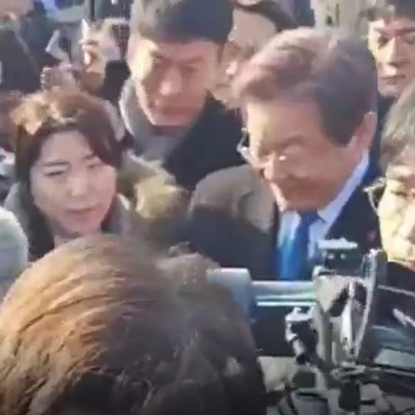 Lider da oposição sul coreana é esfaqueado