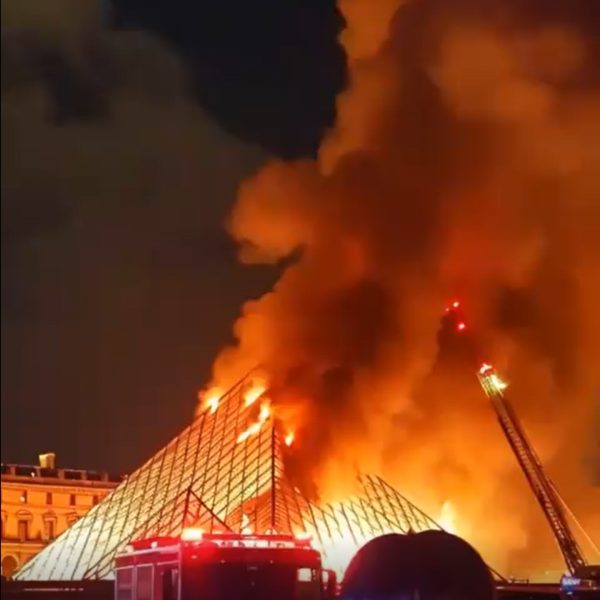 Vídeo de museu do Louvre pegando fogo
