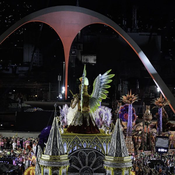 Desfile das escolas de samba no Rio de Janeoro marca o carnaval