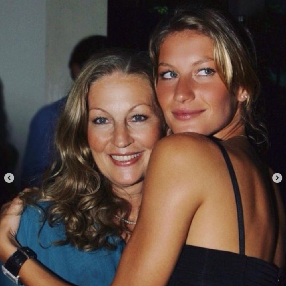  Gisele Bündchen abraçada com a mãe Vânia 