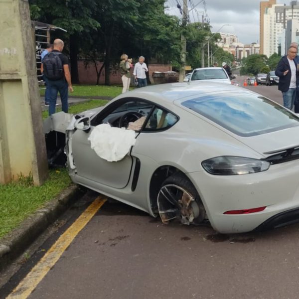 Porsche colidiu com poste