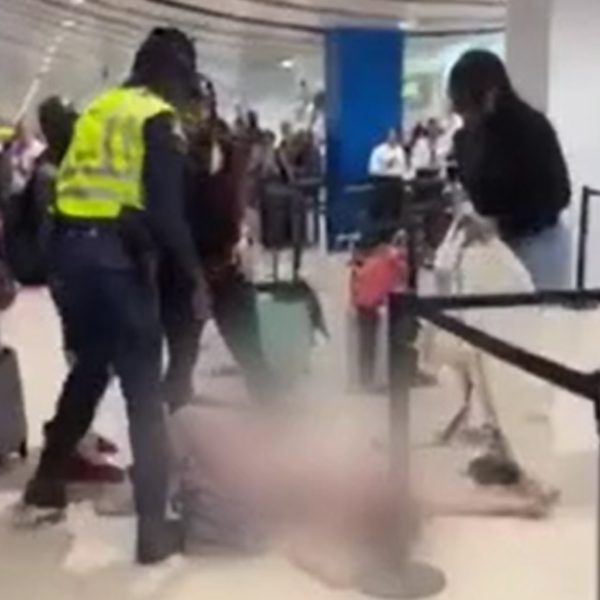 Mulher em surto ataca pessoas e policiais no aeroporto