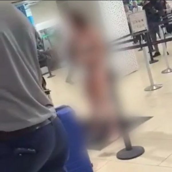 Turista fica sem roupas, agride pessoas e tenta tomar arma de policial em aeroporto