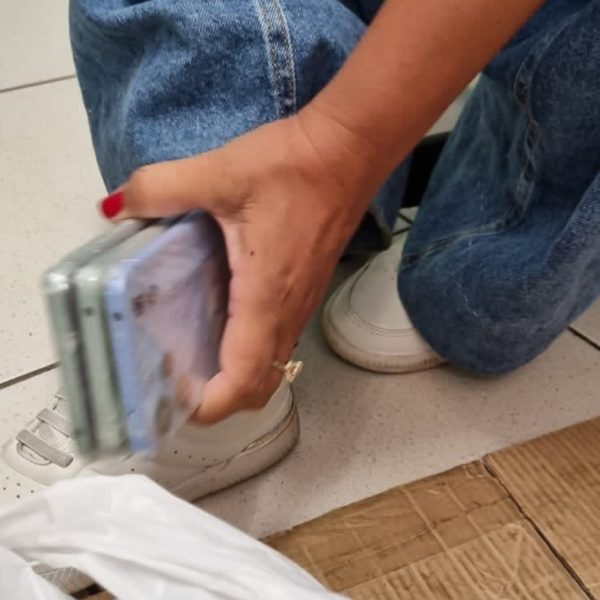 Mulher é flagrada com 50 celulares em corpo no Paraná