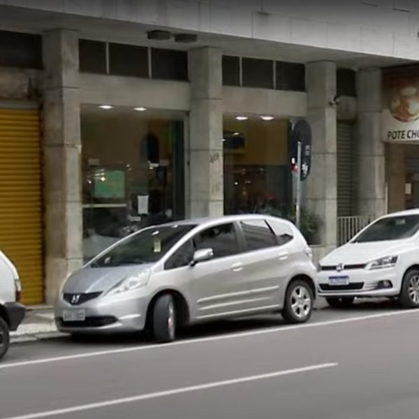 mulher leva golpe de machadinha na cabeça em curitiba