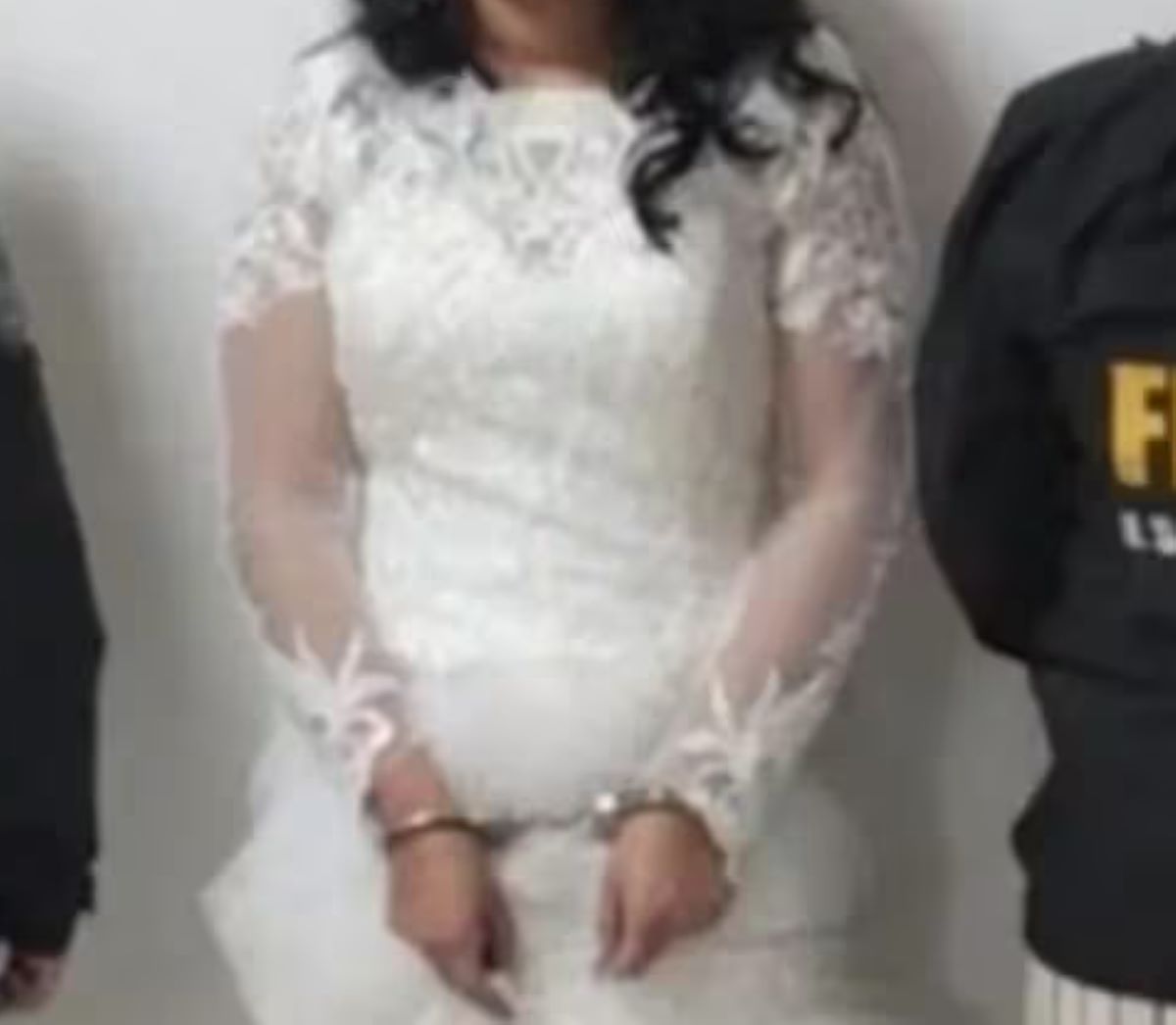  mulher-presa-vestida-noiva-igreja 