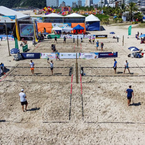 Litoral do Paraná recebe etapa do Mundial de Beach Tennis disputada por 700 atletas
