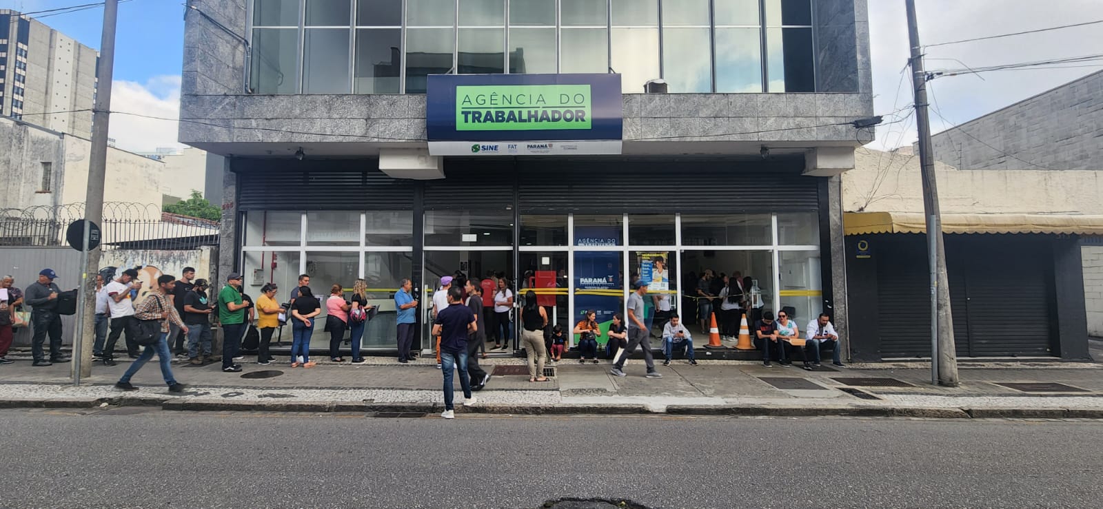  Candidatos formam filas na agência do trabalhador de Curitiba 