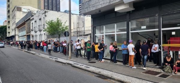 Candidatos formam filas na agência do trabalhador de Curitiba