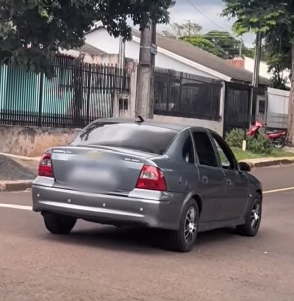 carro de suspeito de mostrar órgão genital para jovem que foi agredido por moradores no Paraná