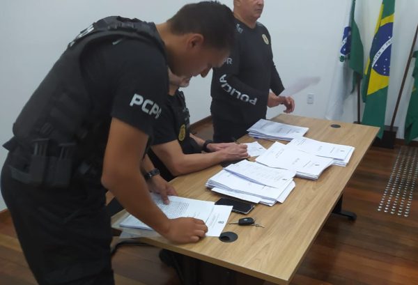 Policiais cumprem mandados de busca e apreensão