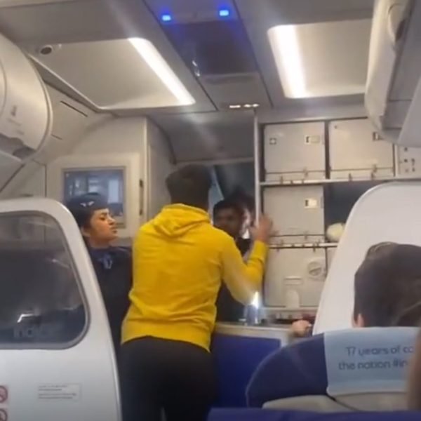 Passageiro dá tapa em co-piloto