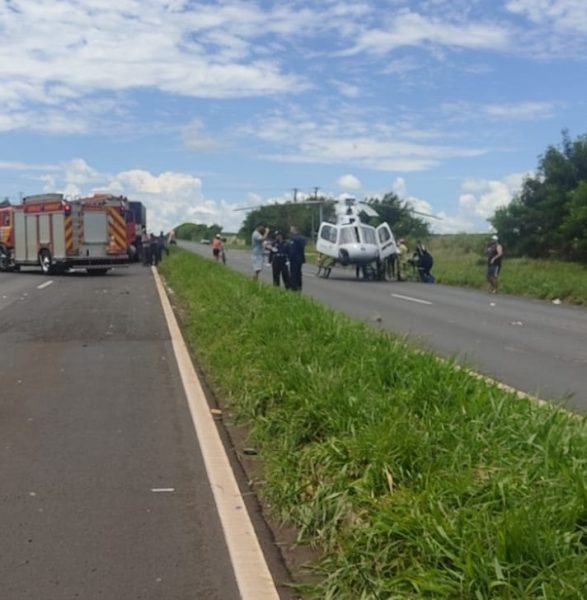 helicóptero do Samu e bombeiros no local do acidente entre motos esportivas que deixou pilotos feridos na BR-376