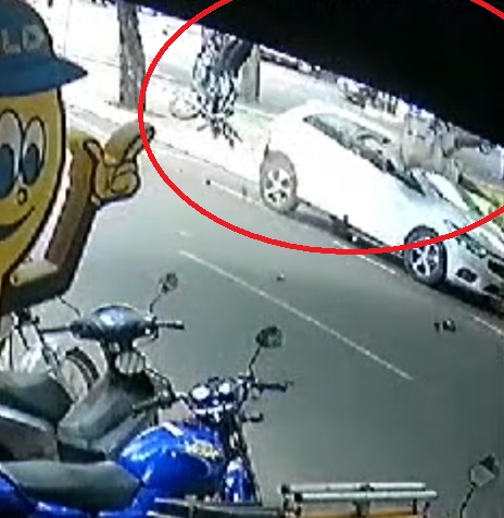  motociclista da pirueta no ar após bater em carro parado 