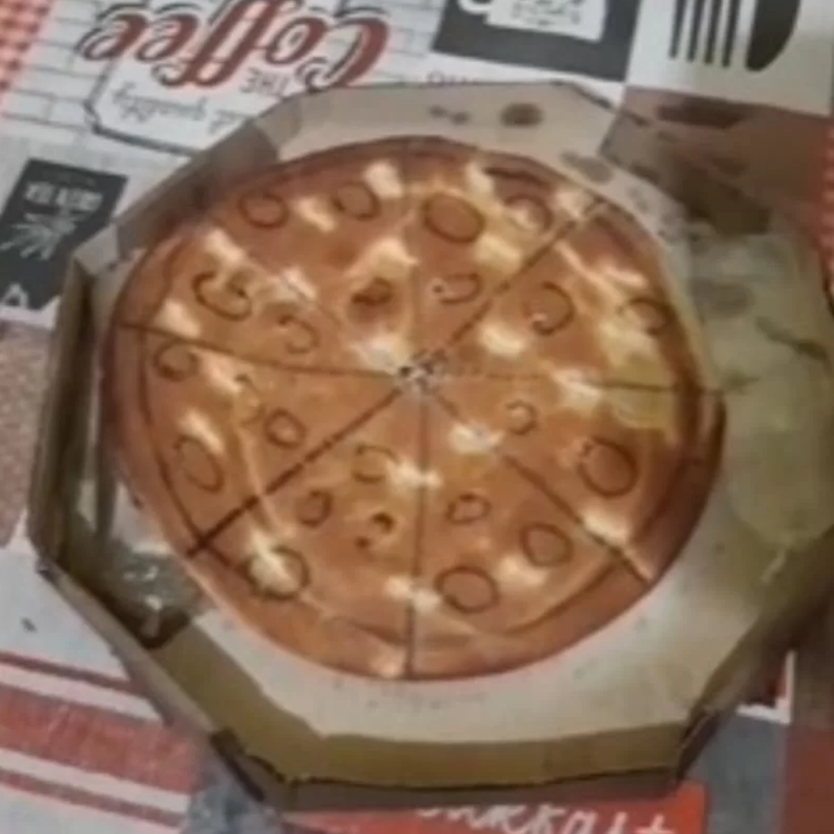  pizza fake feita de massa queimada e cobertura desenhada 