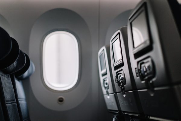 Boeing 737-800 retorna a aeroporto por rachadura na janela da cabine