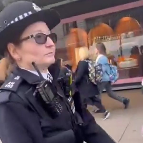Policial impede cantora gospel de cantar na rua
