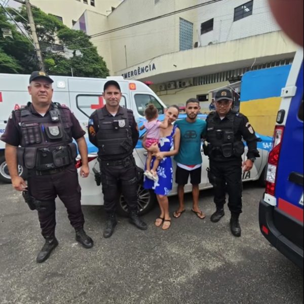 Policial salva bebê