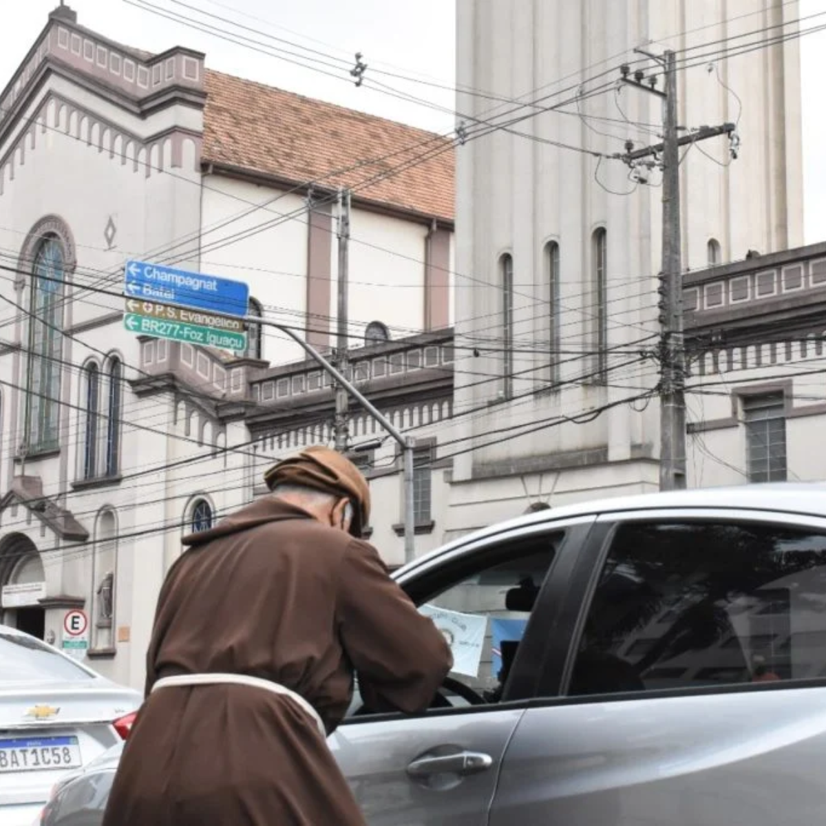  padre abençoando carro curitiba 