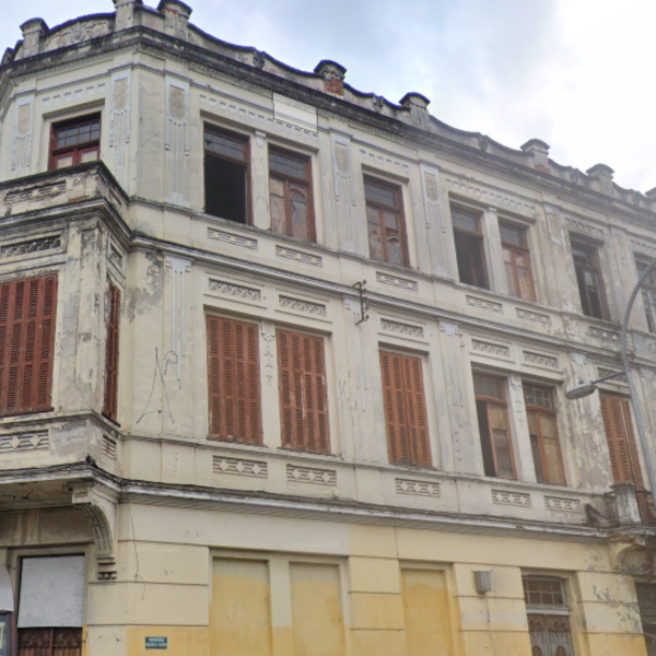 prédio ao lado da estação-tubo