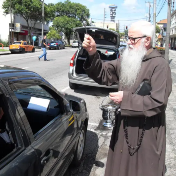 padre abençoando carro curitiba