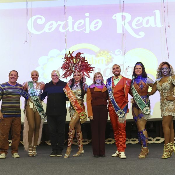 Curitiba coroa Rei Momo no carnaval de 2024