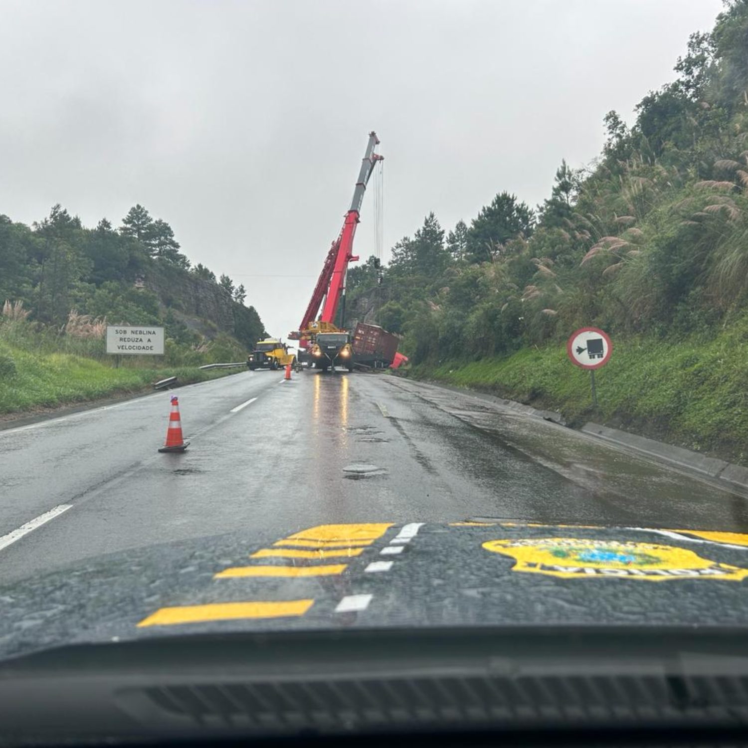  bloqueio br-277 em balsa nova, para remoção de container e caminhão tombados 