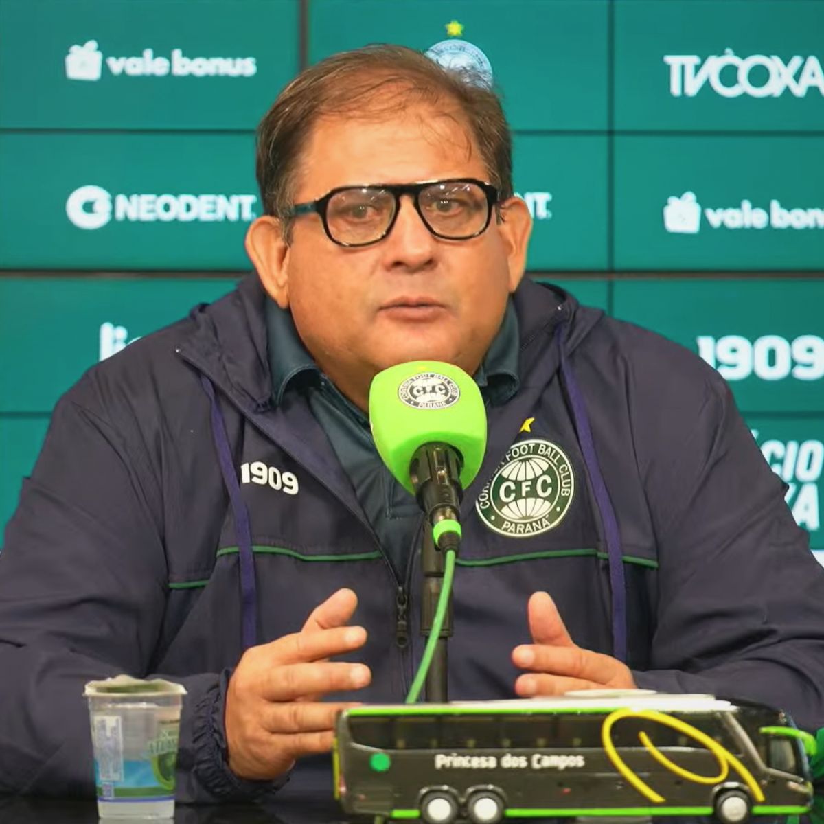  Guto Ferreira, técnico do Coritiba 