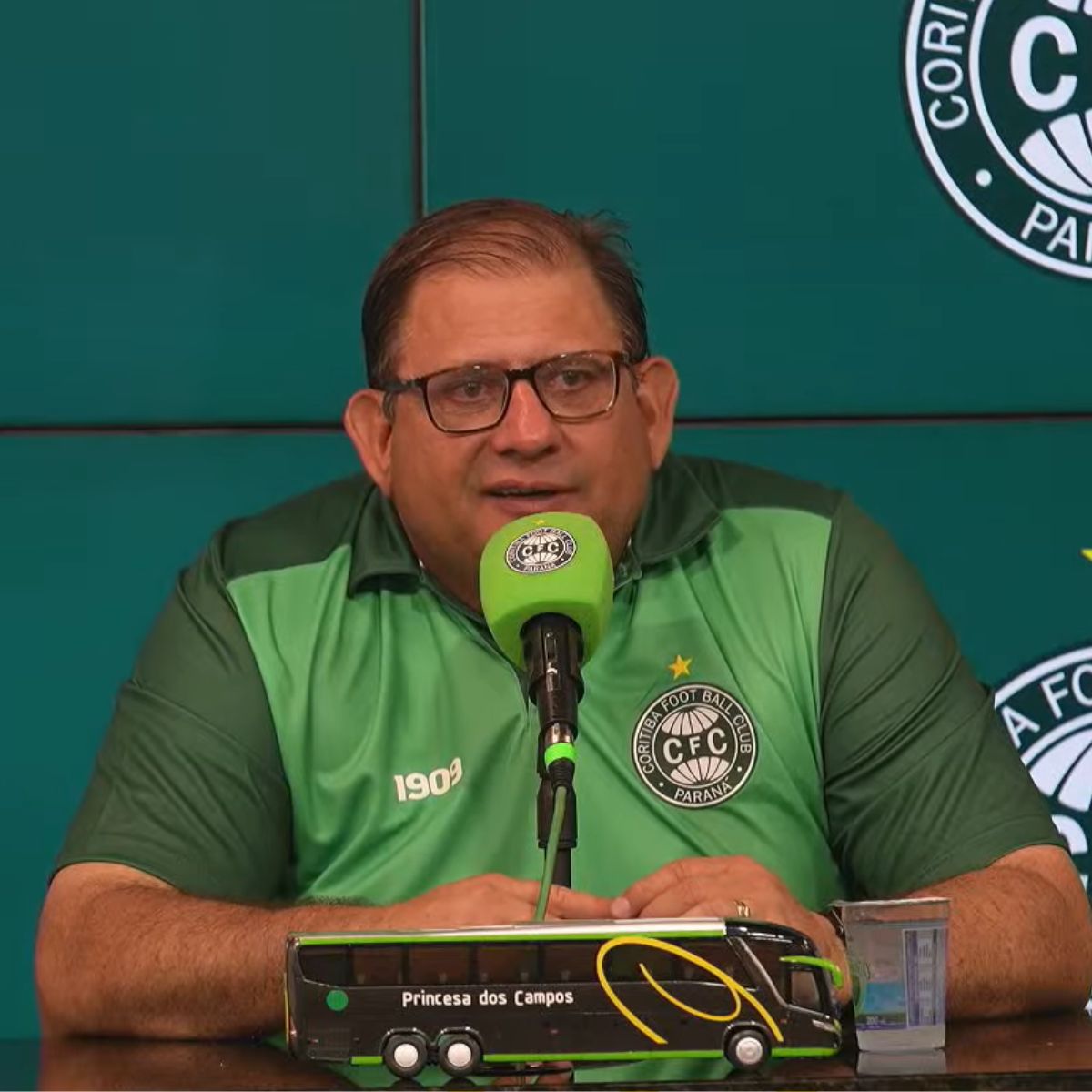  Guto Ferreira, técnico do Coritiba 