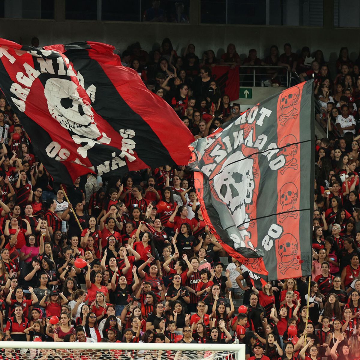  Torcida do Athletico com mulheres e crianças 