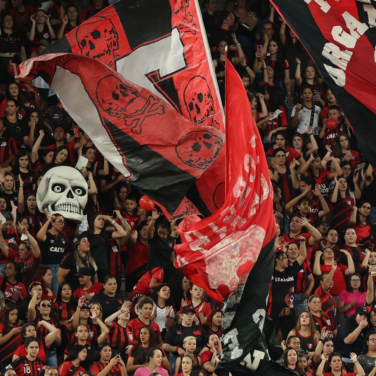  Torcida do Athletico com mulheres e crianças 