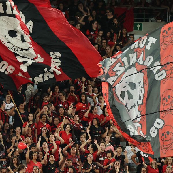 Torcida do Athletico com mulheres e crianças