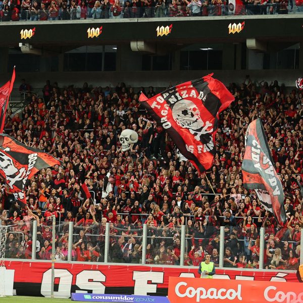 Torcida do Athletico com mulheres e crianças