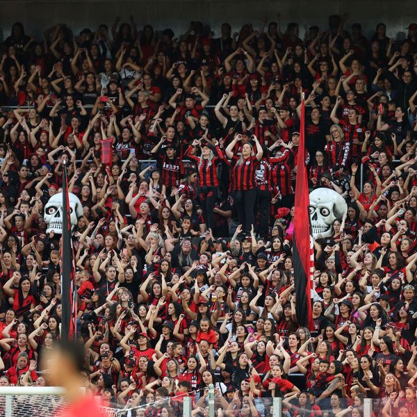 Torcida do Athletico com mulheres na Baixada