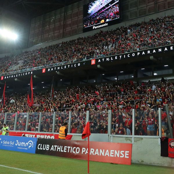 Torcida do Athletico com mulheres na Baixada