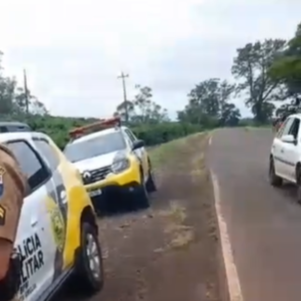 Chegada da Polícia Militar na rodovia.