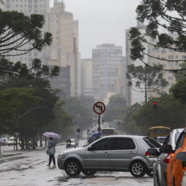 Tempestade voltam a afetar Curitiba e litoral