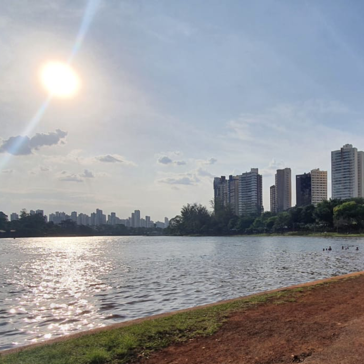  Céu azul e sol no Lago Igapó de Londrina 