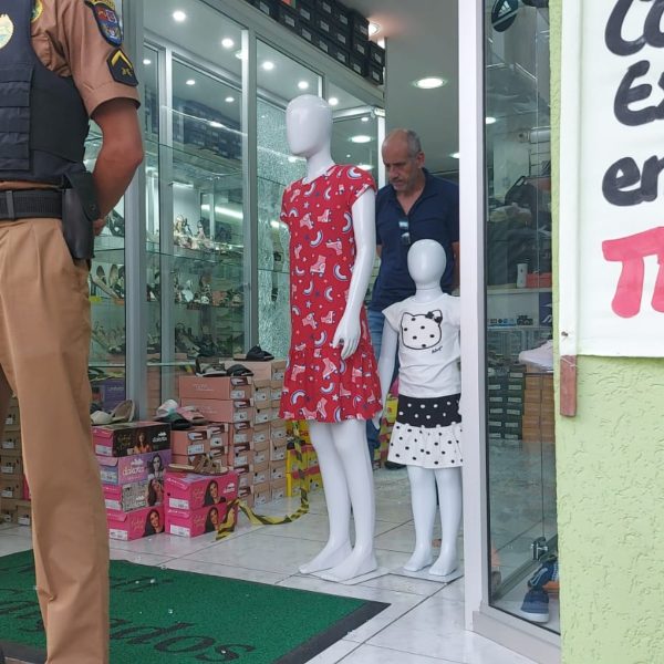 tentativa de homicídio cajuru - tiros à queima roupa loja de roupas