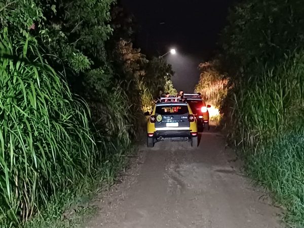 Equipe policial persegui veículo até estrada rural onde houve confronto