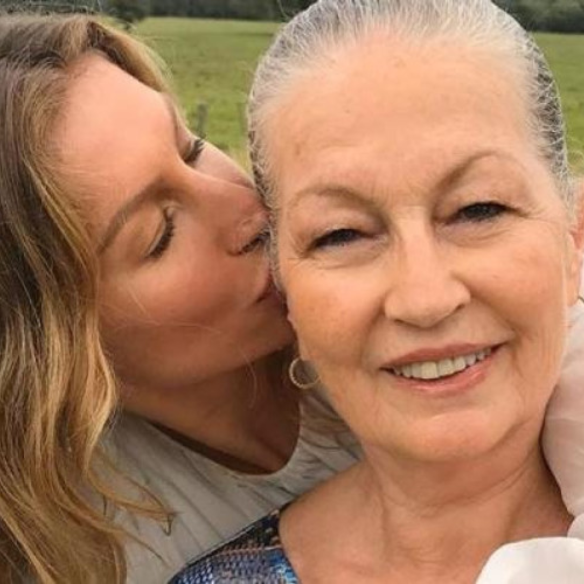  gisele bundchen e mãe abraçadas e Velório da mãe de gisele bundchen 