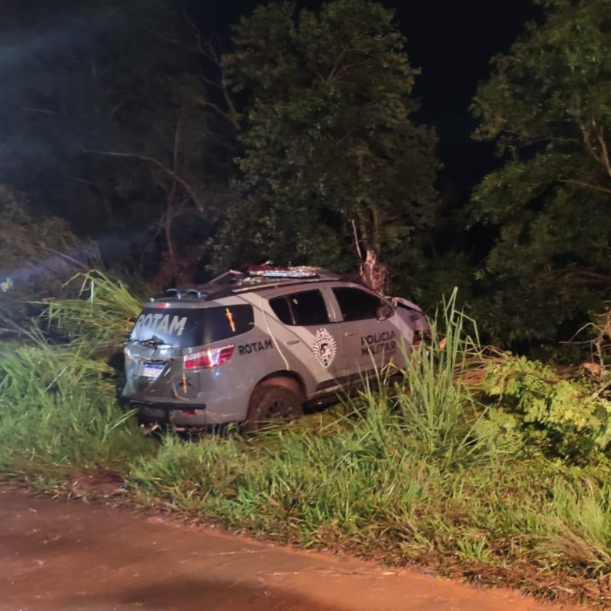  Viatura da polícia capota; um policial morreu e dois ficaram feridos 