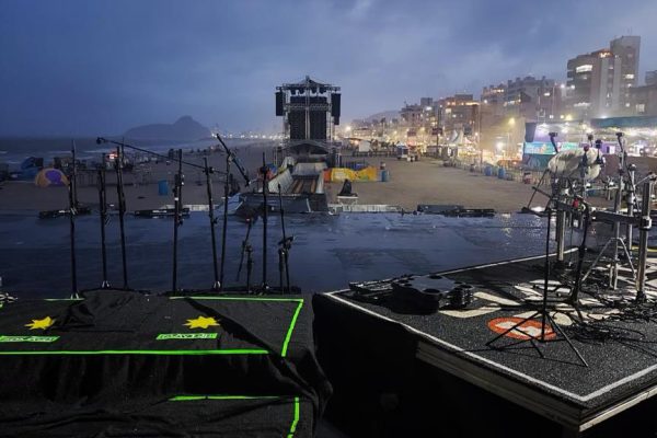 palco de show cancelado por causa da chuva no litoral do Paraná