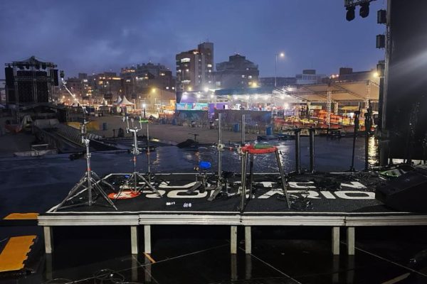 palco de show cancelado por causa da chuva no litoral do Paraná