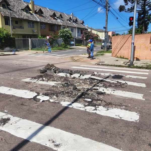 asfalto danificado equipes trabalham curitiba