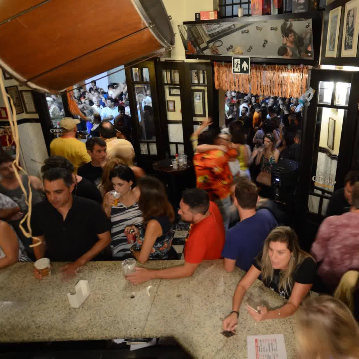  bar distinto cavalheiro durante grito de carnaval 