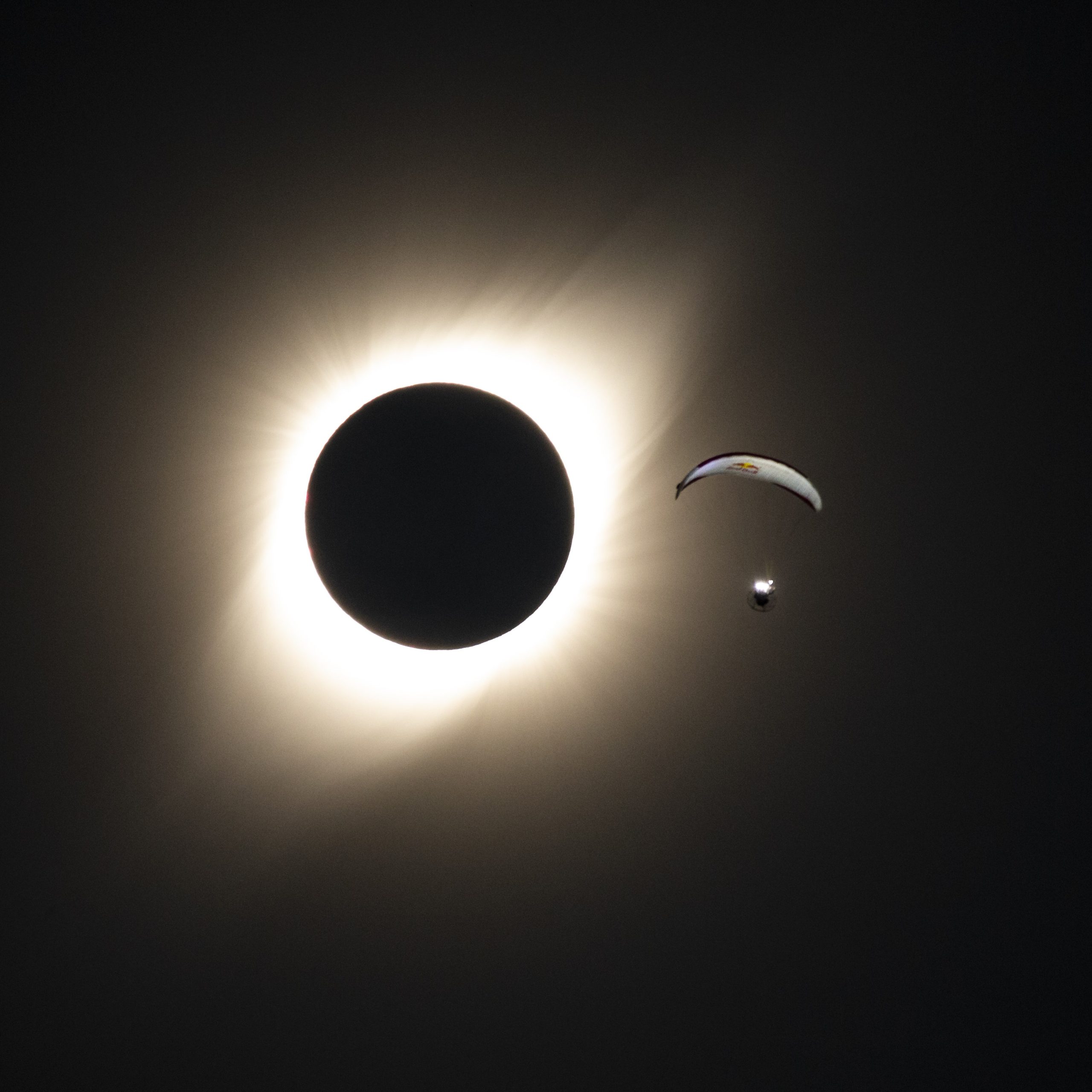  Em 8 de abril de 2024, um eclipse solar total cruzará o continente americano. O Brasil não verá o eclipse total, mas algumas regiões observarão um eclipse parcial. 