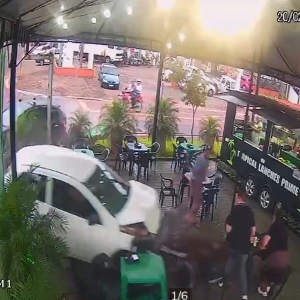 carro invade lanchonete atropela mulher