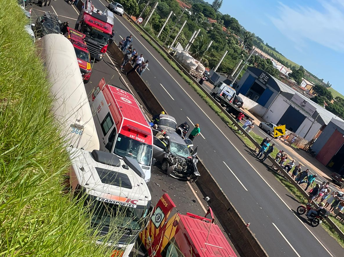 Acidente entre três veículos deixa feridos na BR-376, no Paraná